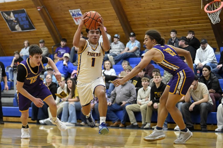 Jan. 15 Boys Basketball Roundup - White River outlasts Bennett County in double overtime at Jones County Invitational 