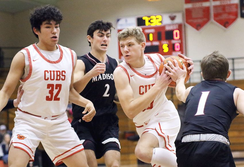Jan. 25 Basketball Roundup - Chamberlain clips Madison in boys action 