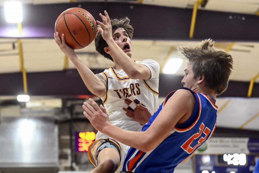 Feb. 28 Boys Basketball Roundup - New Underwood nails 10 3-pointers in victory over Jones County 
