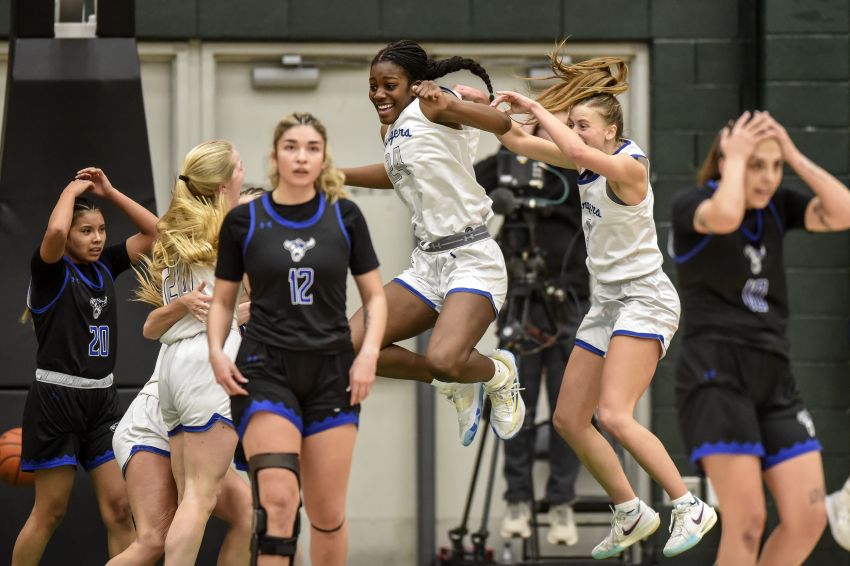 Lezlei Setzerâ€™s last second putback lifts Sioux Falls Christian to first-ever girls state title