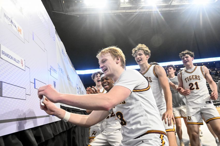Harrisburg hangs on to knock off Sioux Falls O'Gorman 48-45