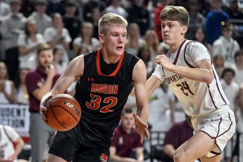 Class AA Boys Basketball Roundup - Huron holds down Spearfish, will play for consolation championship 