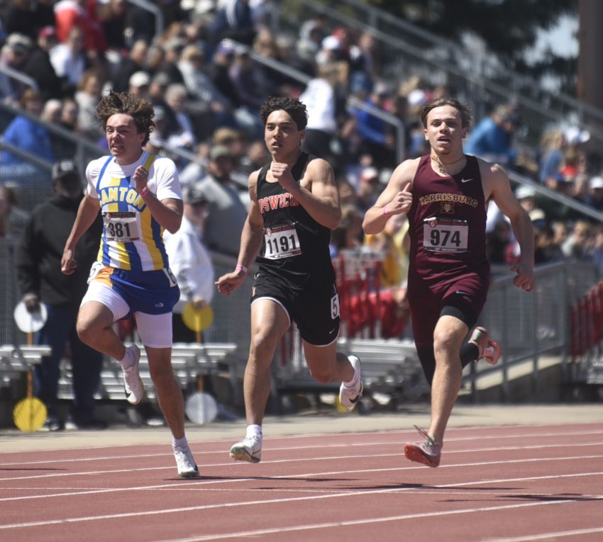 Ipswich sweeps team titles at Onidaâ€™s Central Plains Super Regional track and field meet 
