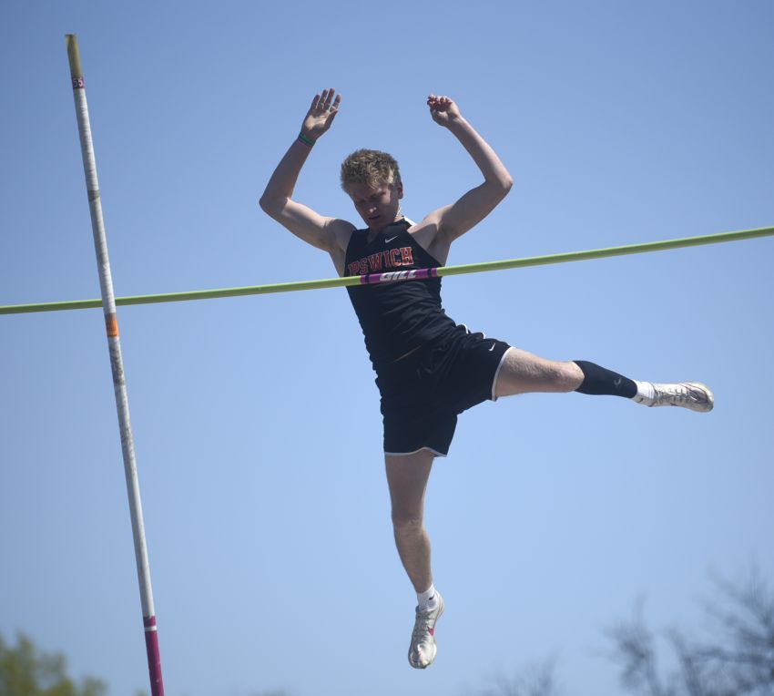 Class B Track and Field Leaders - Ipswichâ€™s Rasmus Loken, Brody Davis sit atop pole vault leaderboard 