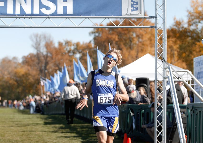 Mitchell Christianâ€™s Silas Holdeman stuns field, wins Class B boys cross-country title 