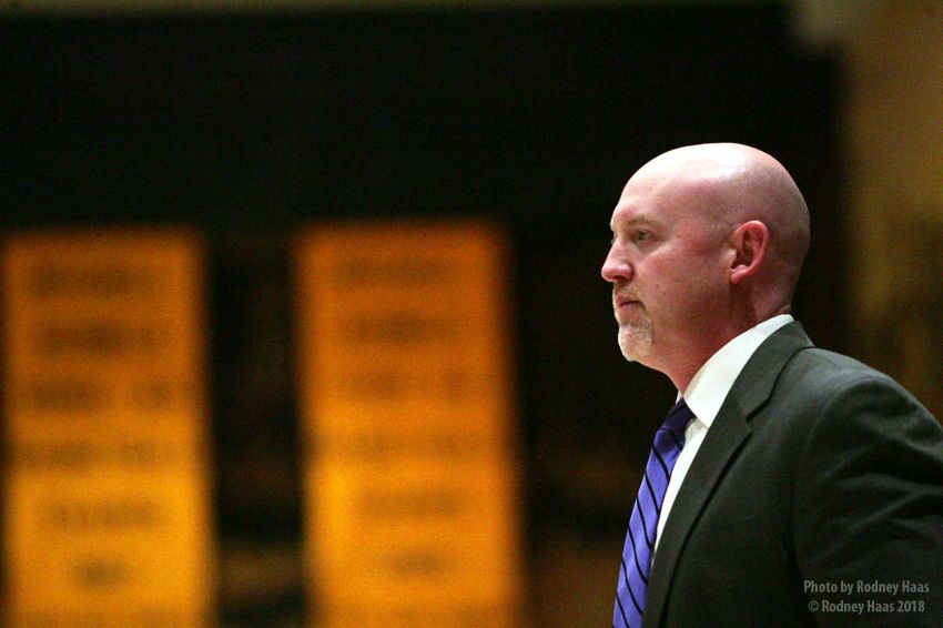Mitchell native Carl Pierson chronicles Minnesota girls basketball team in new book 