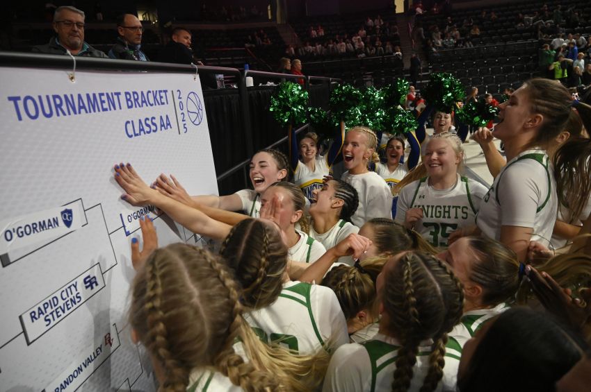 Oâ€™Gorman smothers Stevens in Class AA semifinals, advances to play Brandon Valley for state championship 